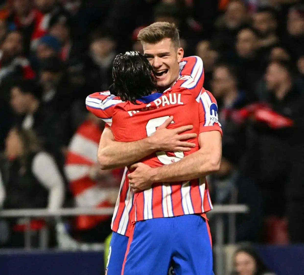 开云体育平台APP-英格兰碾压国际米兰,莱万扛起全队